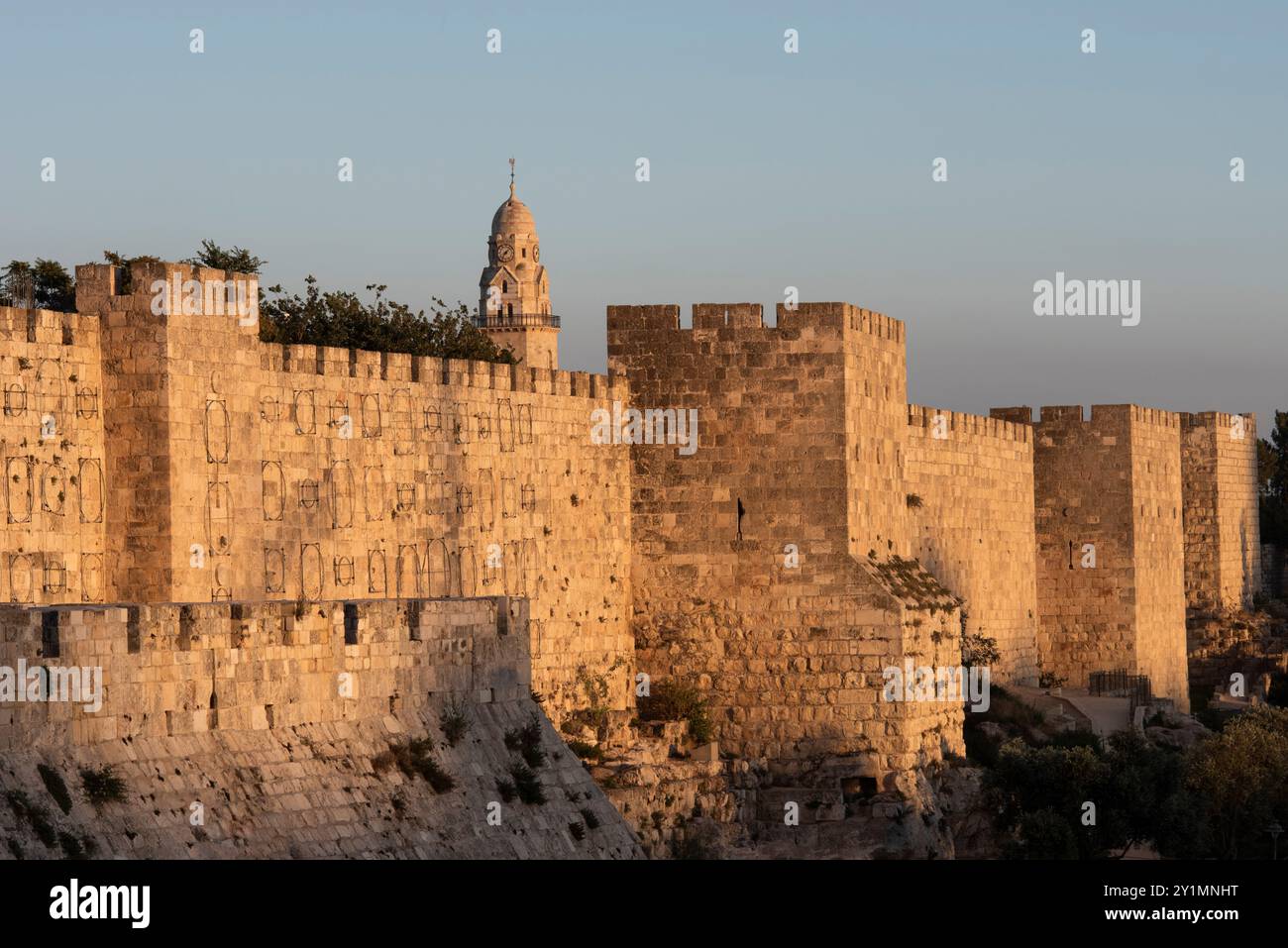 Les anciens murs de la vieille ville de Jérusalem baignaient dans une lueur dorée au coucher du soleil en Israël. Banque D'Images