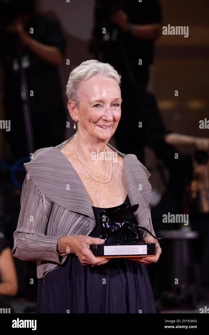 News - 2024 gagnants Photocall - le 81ème Festival International du film de Venise Kathleen Chalfant pose avec le Prix de la meilleure actrice pour Familiar Touch lors du 81ème Festival International du film de Venise au Palazzo del Cinema le 07 septembre 2024 à Venise, Italie. Photo : Cinzia Camela. Lido di Venezia Palazzo del Cinema Italy Copyright : xCinziaxCamelax/xLiveMediax LPN 1508507 Banque D'Images