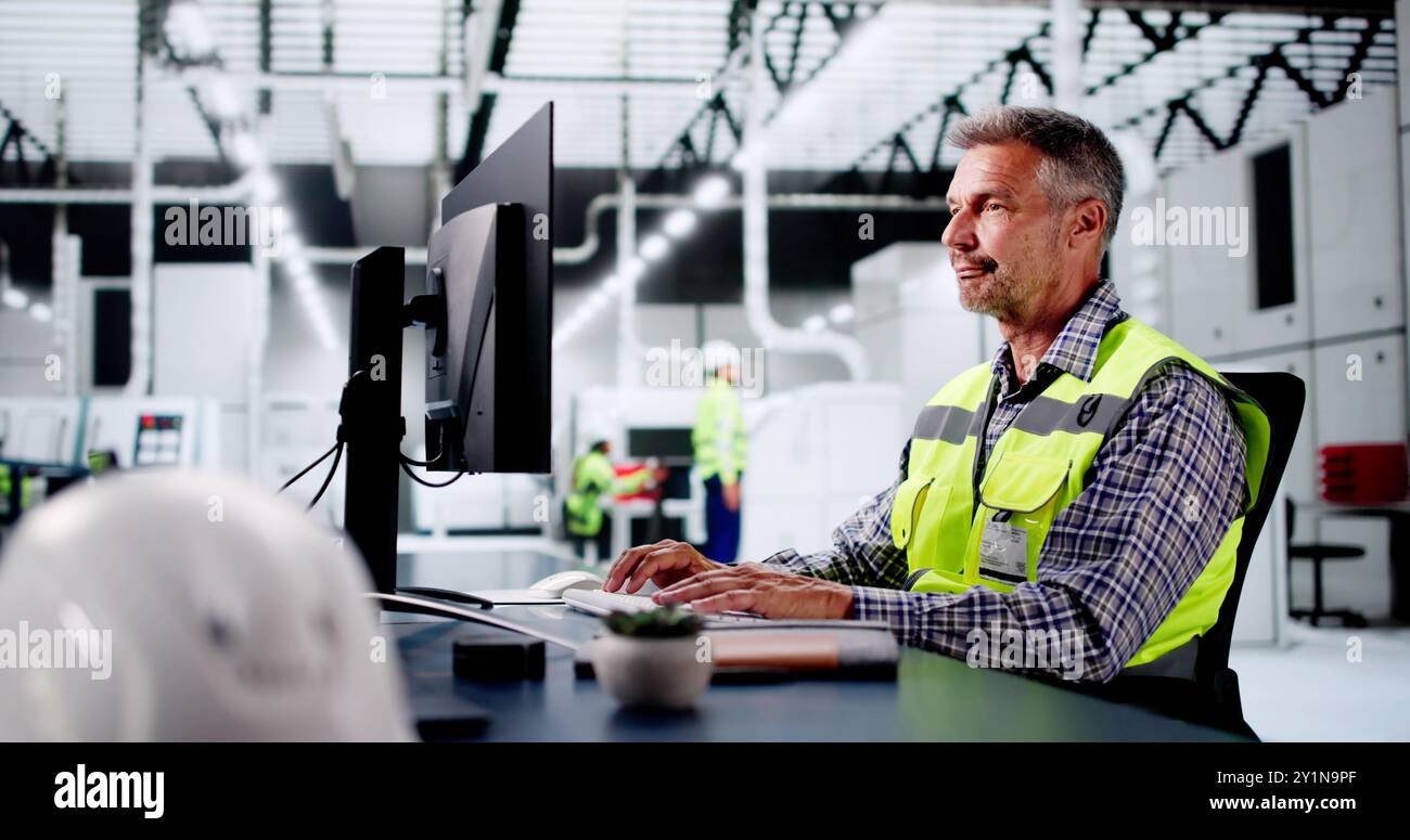 Ingénieur opérateur en usine faisant le contrôle des processus technologiques Banque D'Images