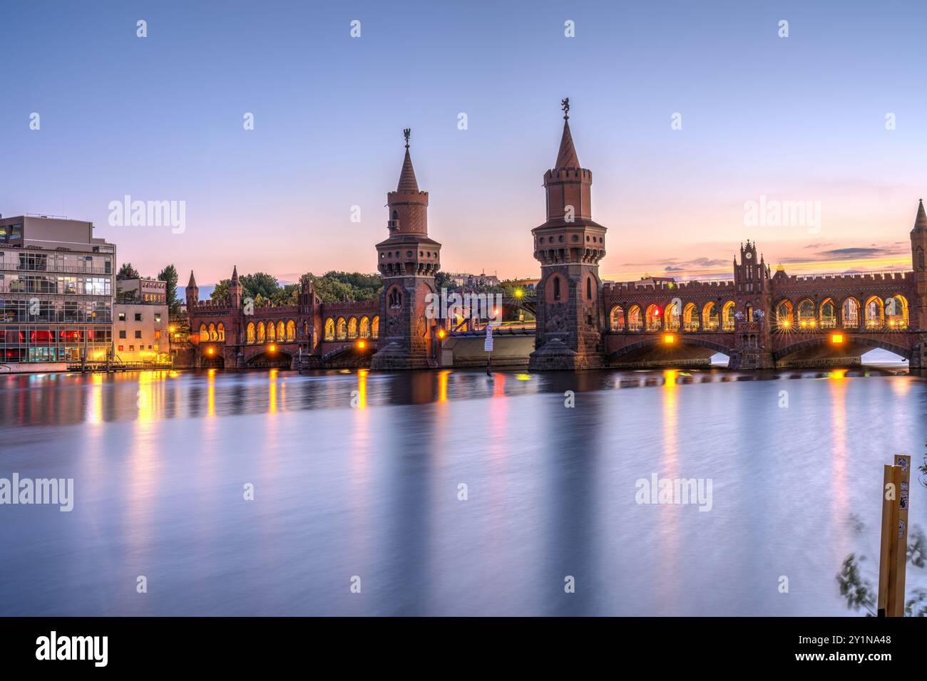 Le pont Oberbaum sur la rivière Spree à Berlin après le coucher du soleil Banque D'Images