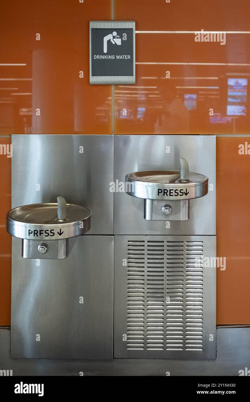 Gros plan d'une station d'eau potable à l'aéroport. Des installations publiques gratuites, y compris de l'eau potable, idéalement situées près de la porte d'embarquement. P Banque D'Images