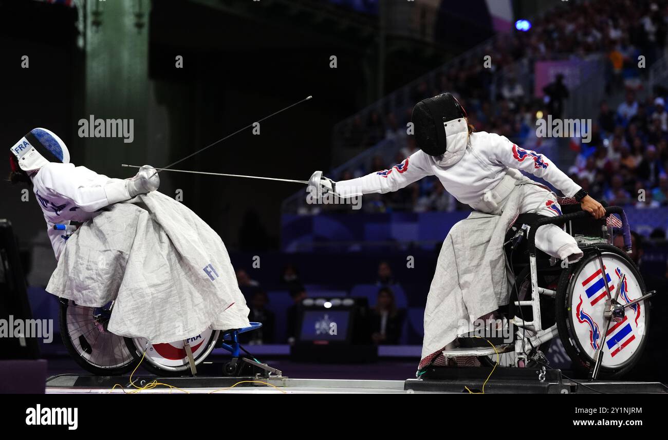 La thaïlandaise Aphinya Thongdaeng (à droite) en action contre la française Brianna vide (à gauche) lors du match pour la médaille de bronze par équipe féminine à la piste du Grand Palais le dixième jour des Jeux paralympiques d'été de Paris 2024. Date de la photo : samedi 7 septembre 2024. Banque D'Images
