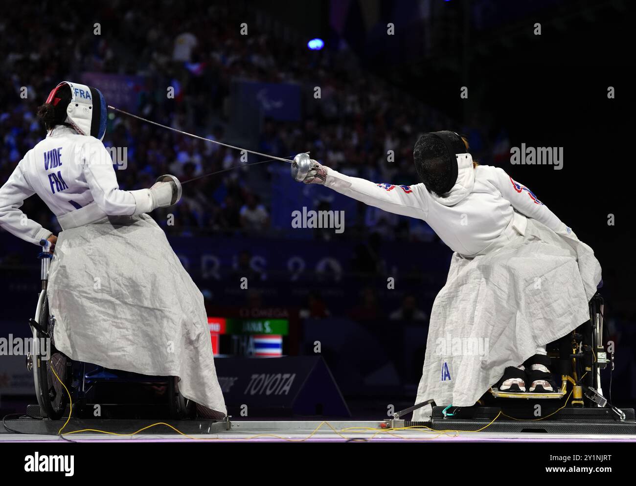 La française Brianna vide (à gauche) en action contre la thaïlandaise Jana Saysunee (à droite) dans le match pour la médaille de bronze par équipe féminine à la piste du Grand Palais le dixième jour des Jeux paralympiques d'été de Paris 2024. Date de la photo : samedi 7 septembre 2024. Banque D'Images