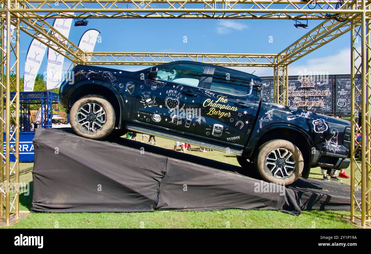 Camion Ford F-150 à gagner dans un tirage au sort sur un stand à l'événement de nourriture Champions Burger Magdalena Gardens Santander Cantabria Espagne Banque D'Images