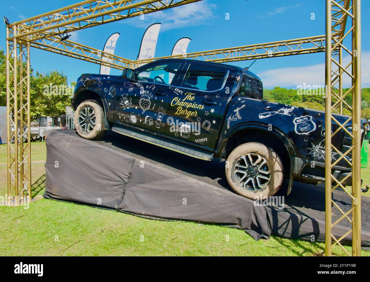 Camion Ford F-150 à gagner dans un tirage au sort sur un stand à l'événement de nourriture Champions Burger Magdalena Gardens Santander Cantabria Espagne Banque D'Images