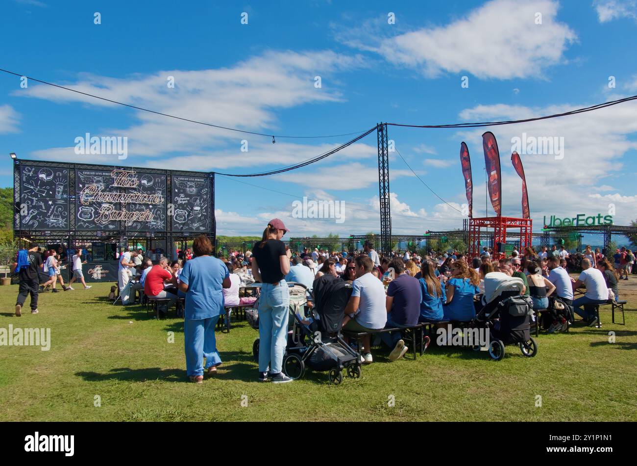 Place assise en plein air à l'heure du déjeuner pendant l'événement Champions Burger Food and Drinks Magdalena Gardens Santander Cantabria Espagne du 5 au 15 septembre 2024 Banque D'Images