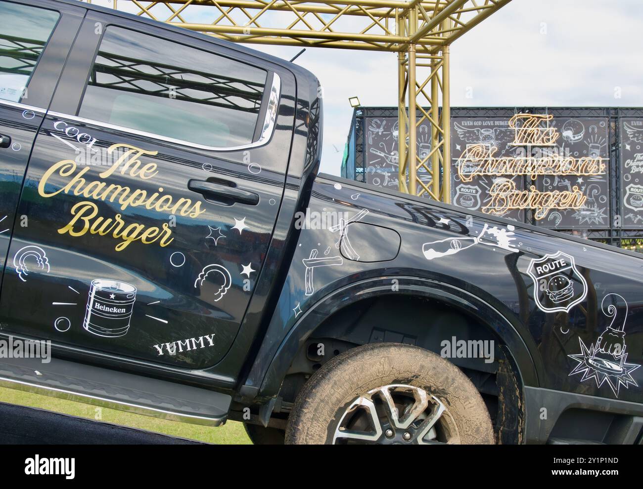 Camion Ford F-150 à gagner dans un tirage au sort sur un stand à l'événement de nourriture Champions Burger Magdalena Gardens Santander Cantabria Espagne Banque D'Images
