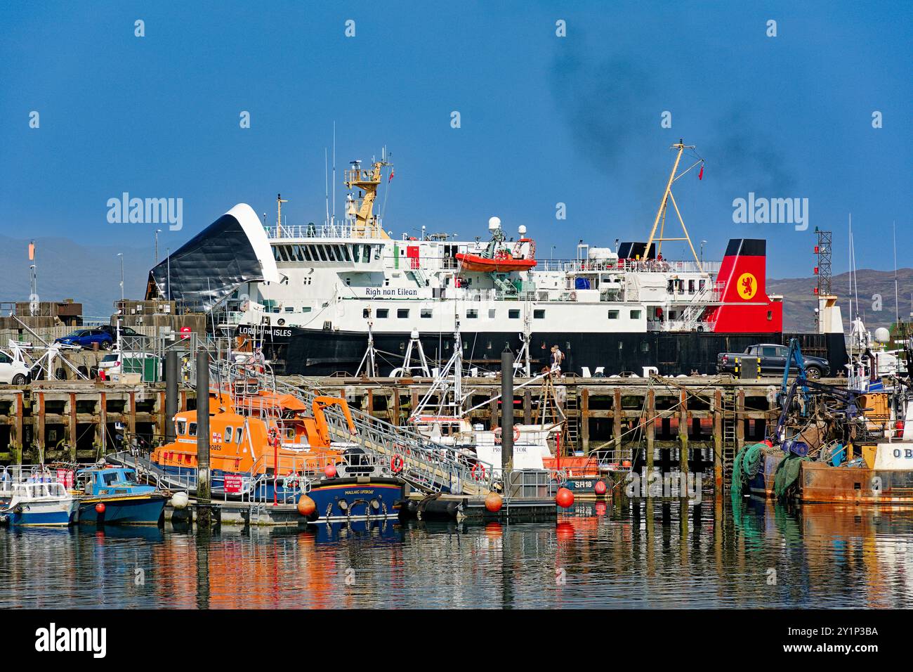 Mallaig Highland Écosse Caledonian MacBrayne ou CalMac Ferry Lord of the Isles dans le port Banque D'Images