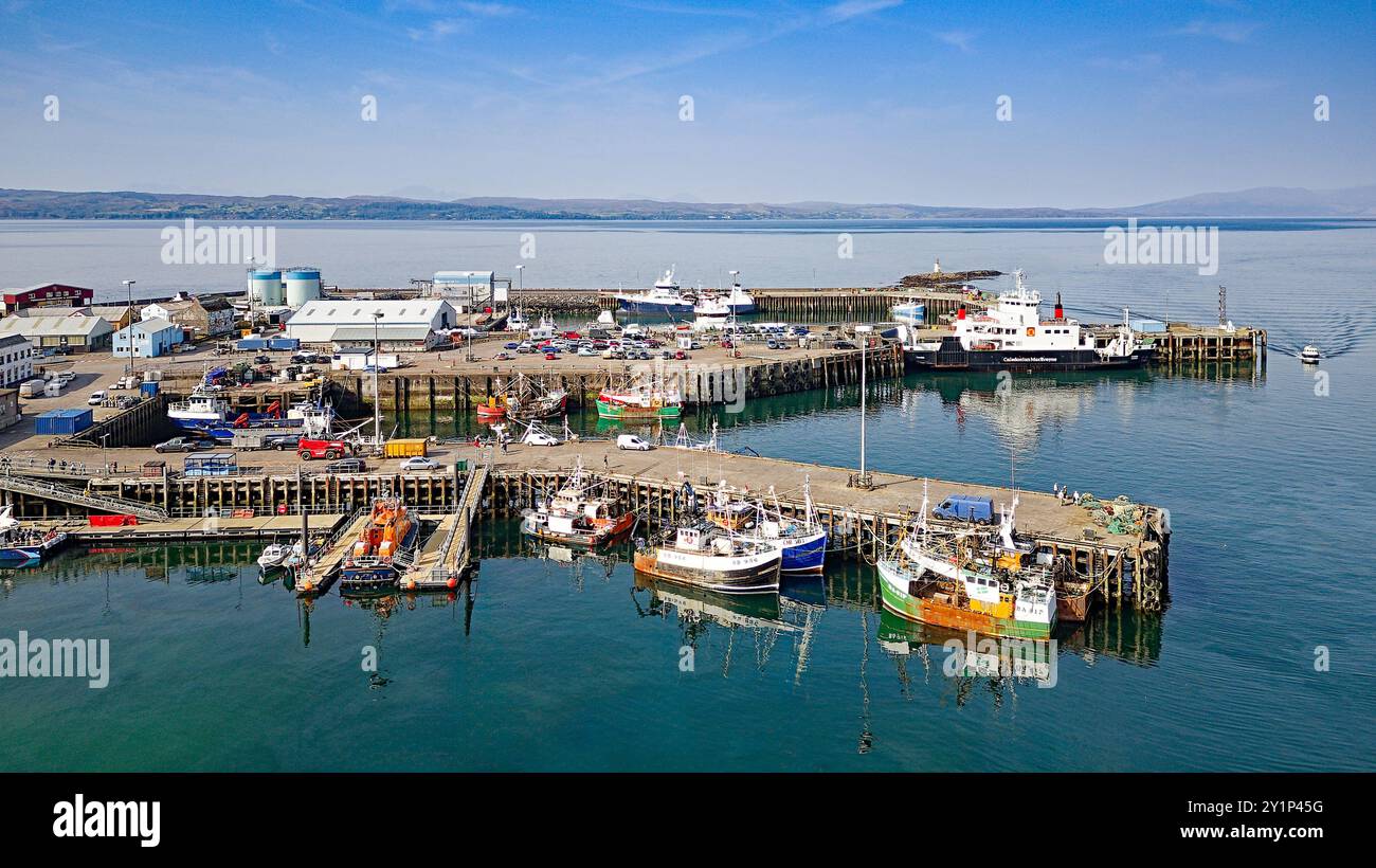 Mallaig Highland Écosse les jetées portuaires avec des bateaux de pêche amarrés en été Banque D'Images