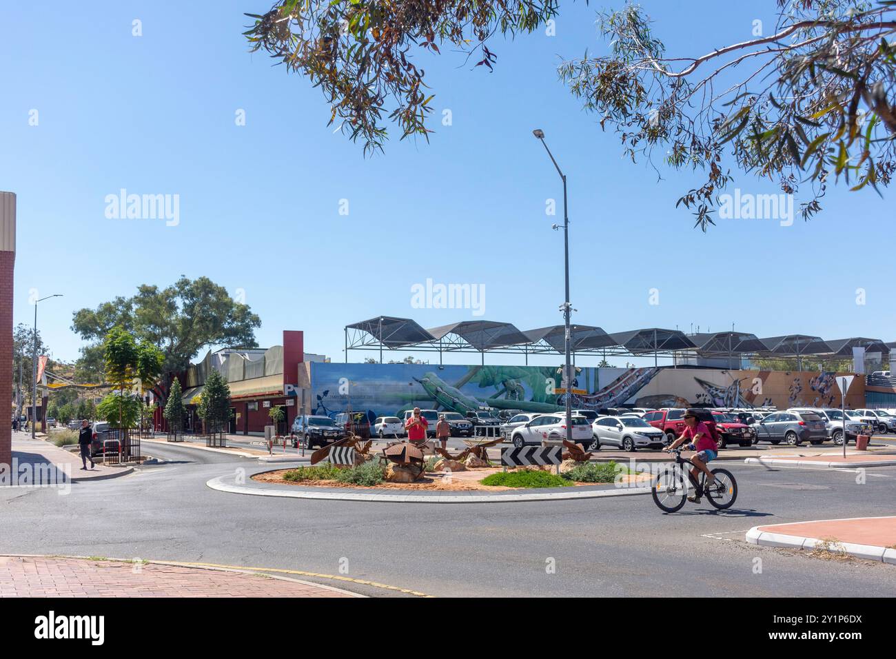 Rond-point avec des sculptures représentant la culture aborigène et la faune locale sur Bath Street, Alice Springs, territoire du Nord, Australie Banque D'Images