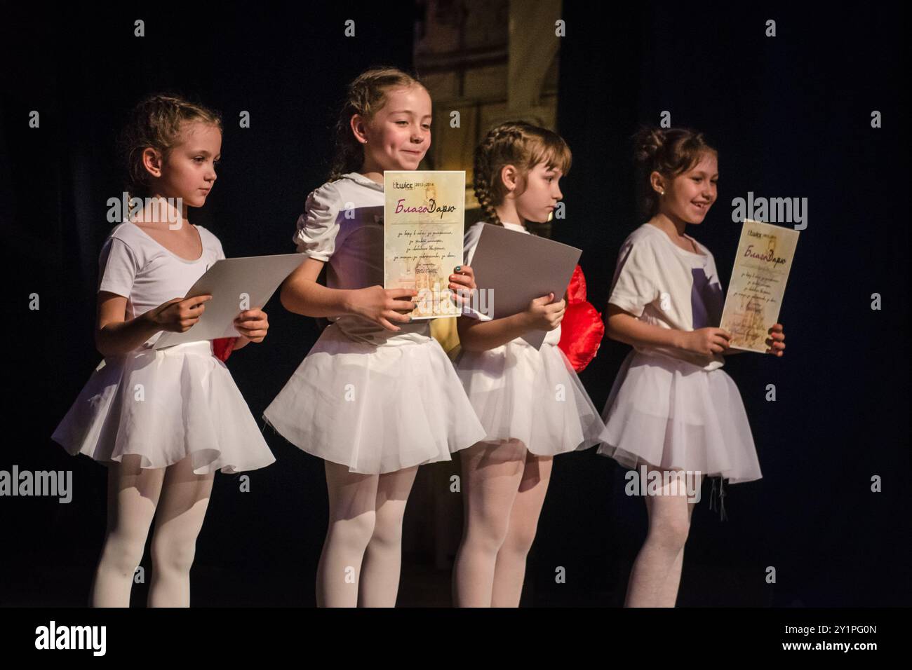 mise en scène sur la scène d'un théâtre pour enfants avec des acteurs à la lumière de spots Banque D'Images