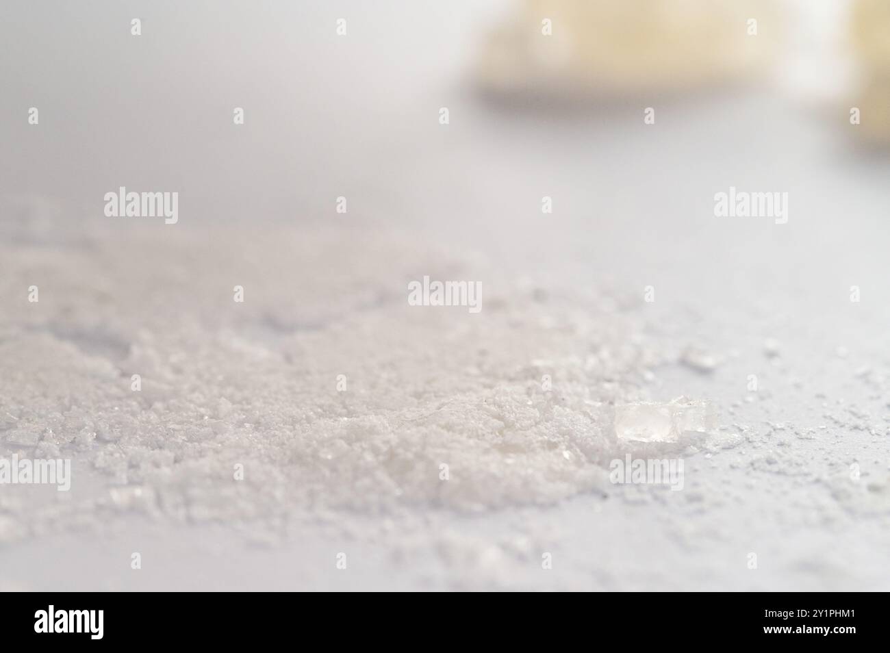 Journée mondiale de la drogue. Journée mondiale de lutte contre le sida. Image conceptuelle des sels de bain cathinones synthétiques drogues narcotiques concept. Poudre de cristal blanc, cristaux et lignes Banque D'Images