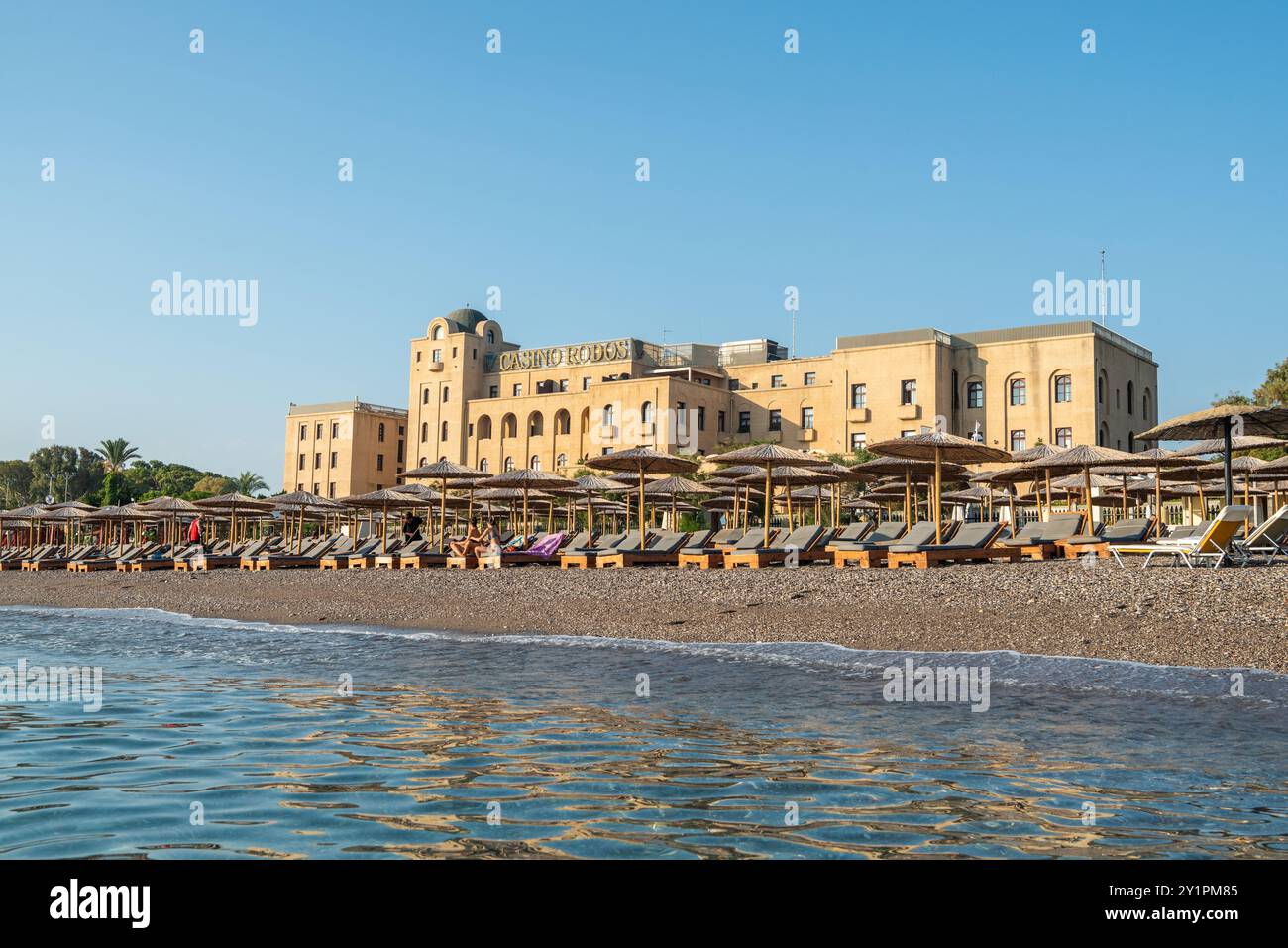 Rhodes Town, Grèce – 20 juillet 2024. Casino Rodos par la plage dans la nouvelle ville de Rhodes, Grèce. Banque D'Images