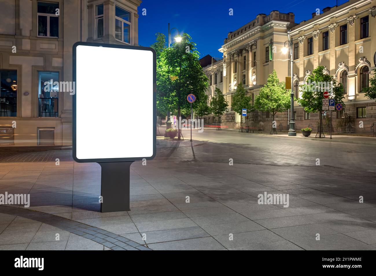 Maquette de panneau d'affichage extérieur devant la rue de la ville. Visionneuse à affiche vierge sur le trottoir Banque D'Images