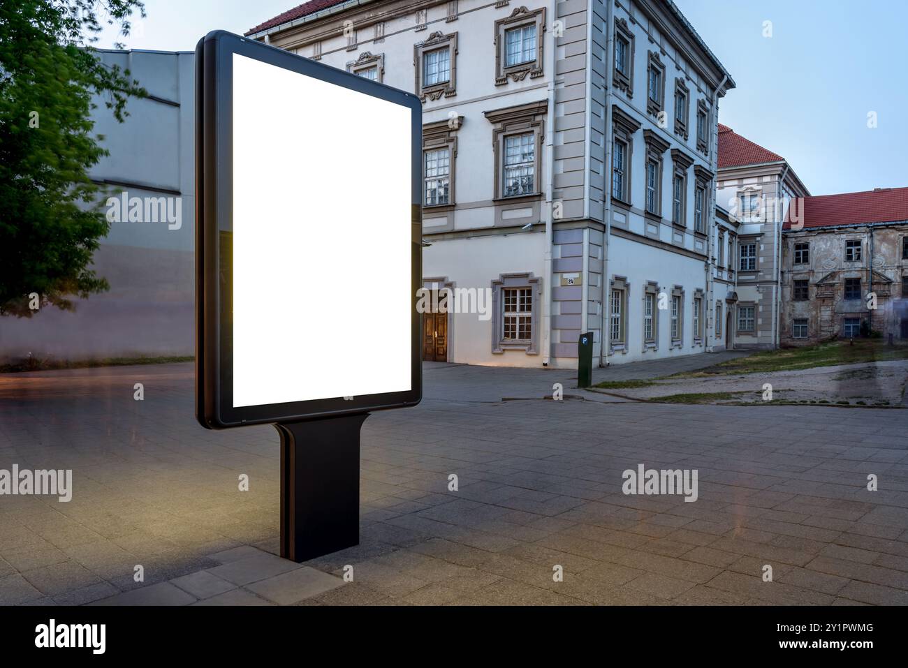 Maquette de panneau d'affichage vierge sur le trottoir. Affichage de publicité extérieure la nuit Banque D'Images