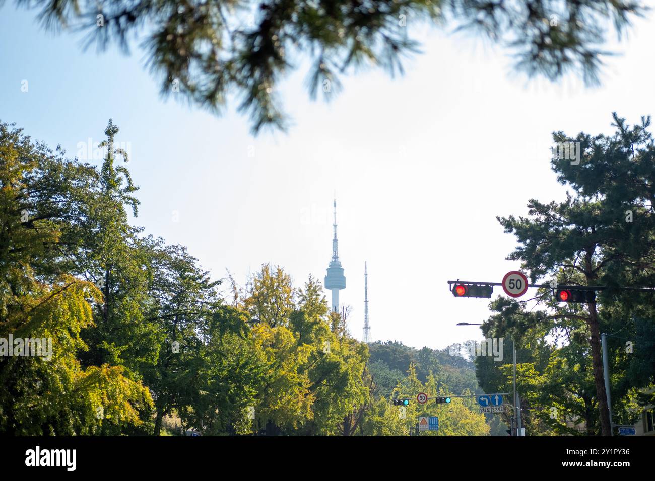 Séoul, Corée du Sud - 11 octobre 2022 : N Seoul Tower, également connu sous le nom de Namsan Tower ou Seoul Tower, le monument situé sur la montagne Nam dans le centre de Séoul, Banque D'Images