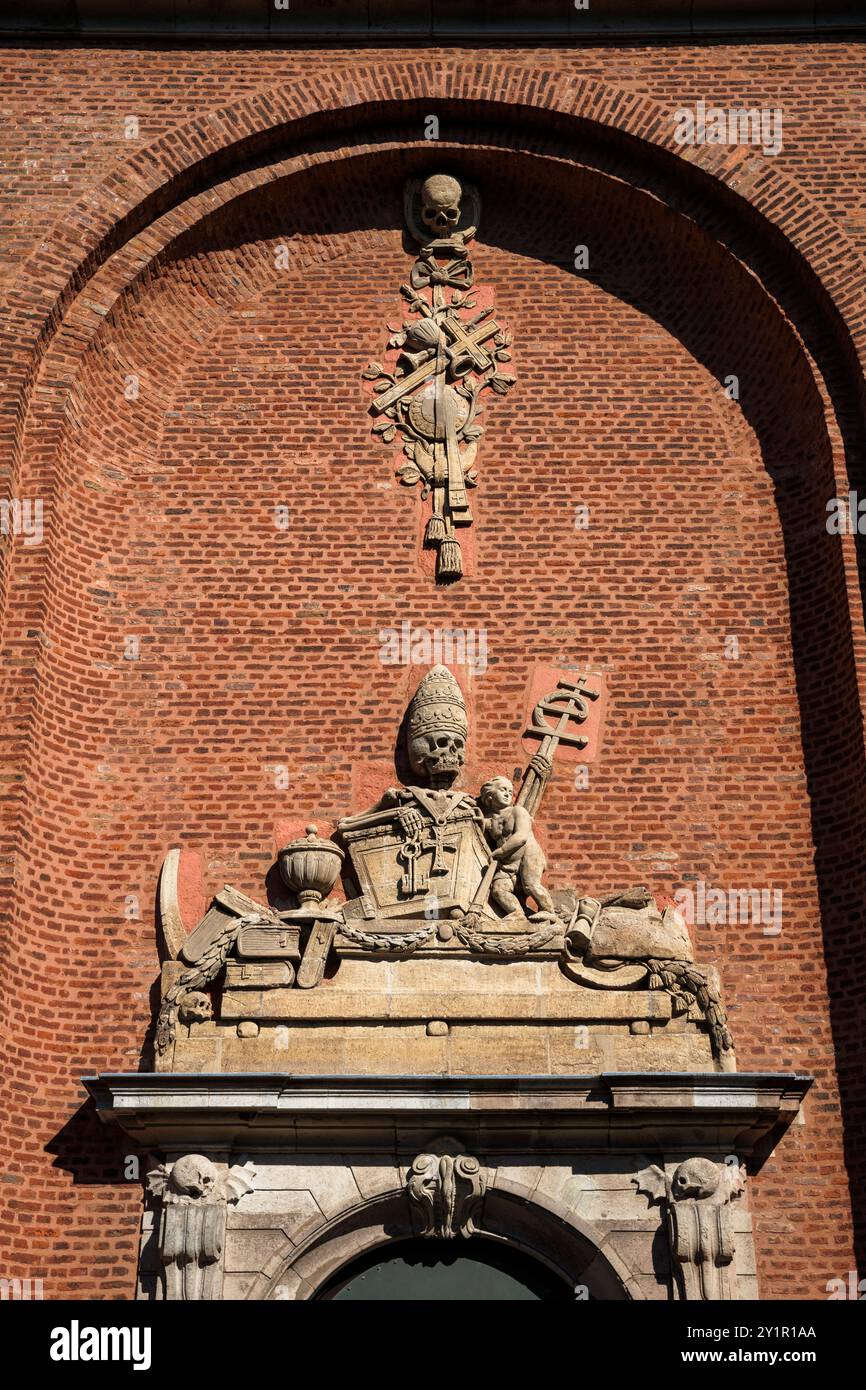 Le relief Triomphe de la mort à la façade de l'église a été créé Gregorius im Elend, Église de la misère, la mort à mitre, clé et croix, Cologne, allemand Banque D'Images