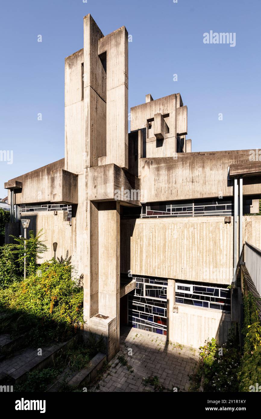 Église Johannes XXIII. À la rue Berrenrather dans le quartier Suelz, construite d'après les plans du sculpteur Josef Rikus, Cologne, Allemagne. Kirche Johan Banque D'Images