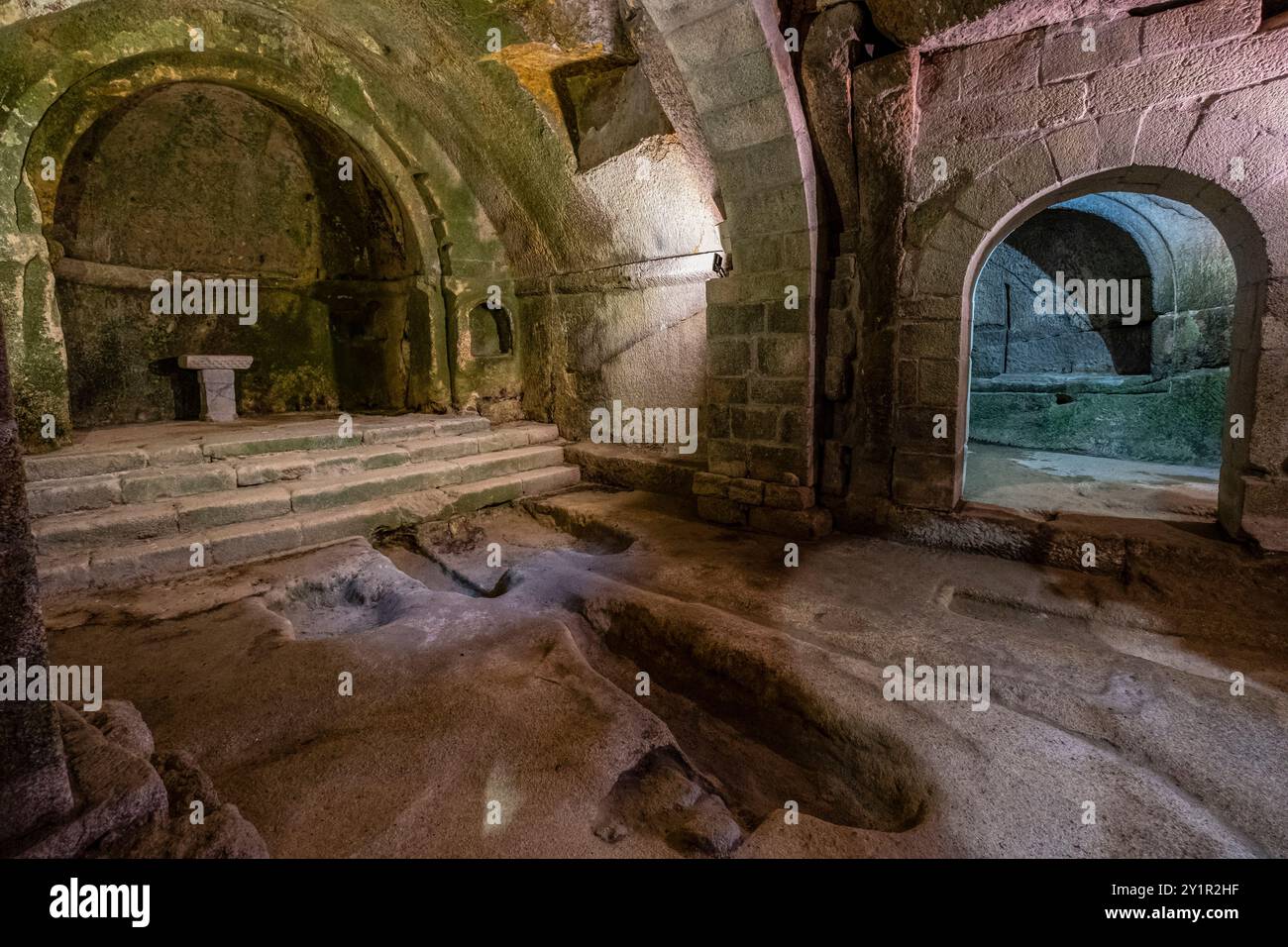 Tombes anthropomorphes, église du monastère de San Pedro de Rocas, Esgos, Ribeira Sacra, Ourense, Galice, Espagne. Banque D'Images