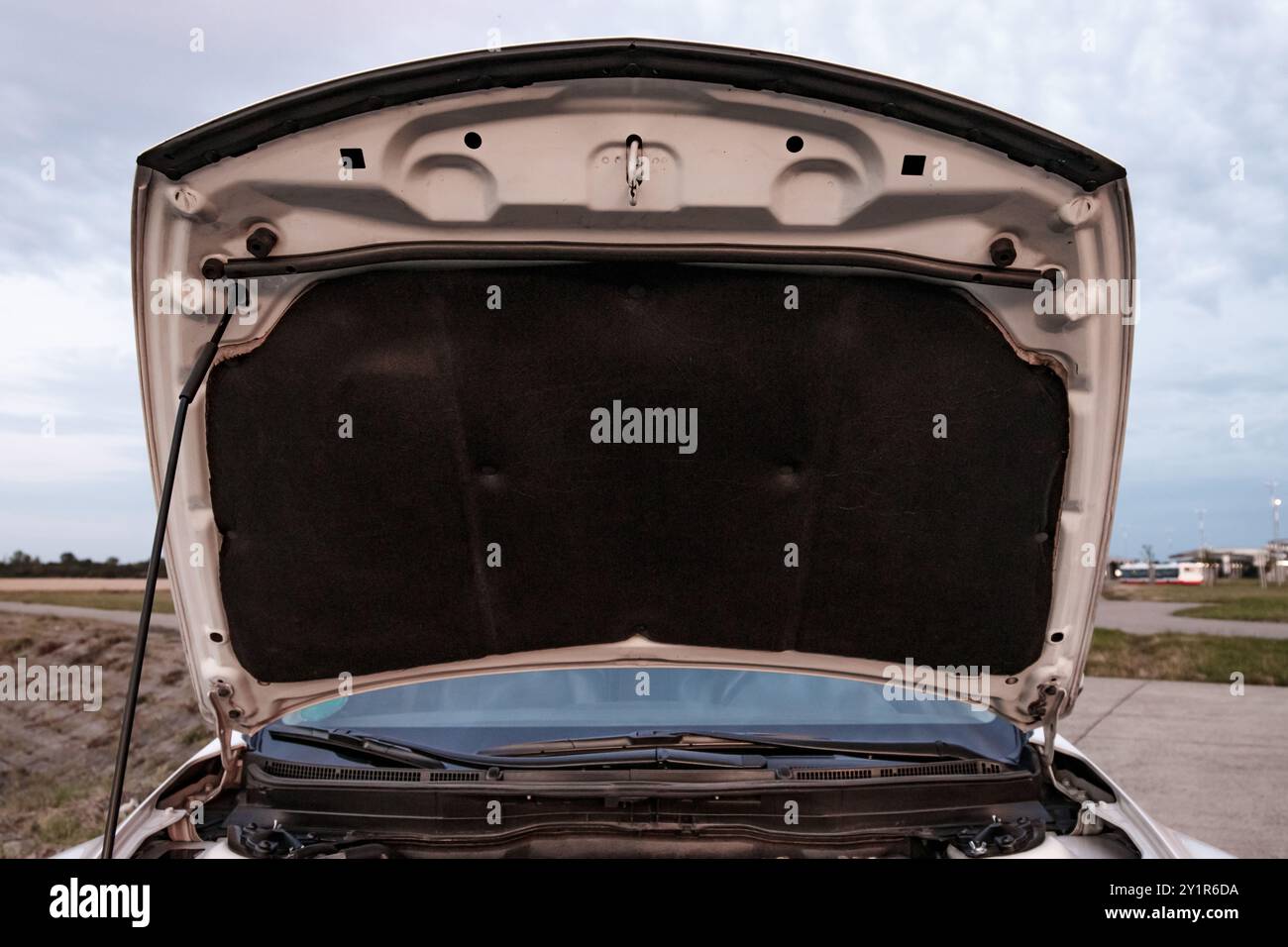 Prague, république tchèque - 20 juillet 2021 : Mazda 6 gh blanc voiture moderne avec capot ouvert debout sur le bord de la route Banque D'Images