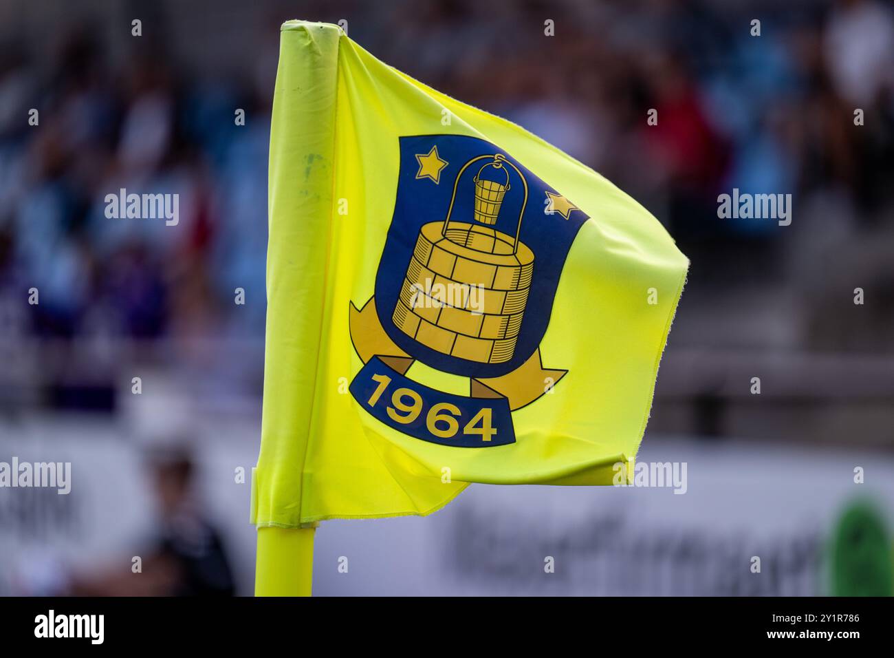 Broendby, Danemark. 07 septembre 2024. Un drapeau d'angle avec le logo du club de football danois Brøndby IF qui accueille le match de qualification de l'UEFA Women's Champions League entre Ajax et Fiorentina au Bane 2 à Broendby. Crédit : Gonzales photo/Alamy Live News Banque D'Images