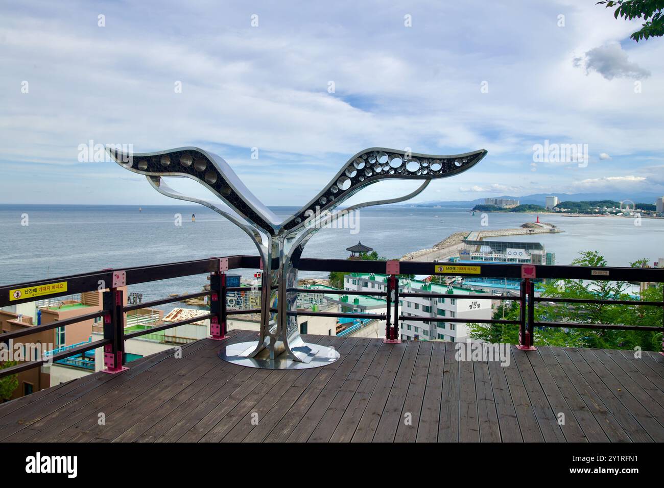 Ville de Sokcho, Corée du Sud - 28 juillet 2024 : une sculpture de queue de baleine orne la plate-forme d'observation sous le phare de Sokcho, offrant une vue imprenable Banque D'Images