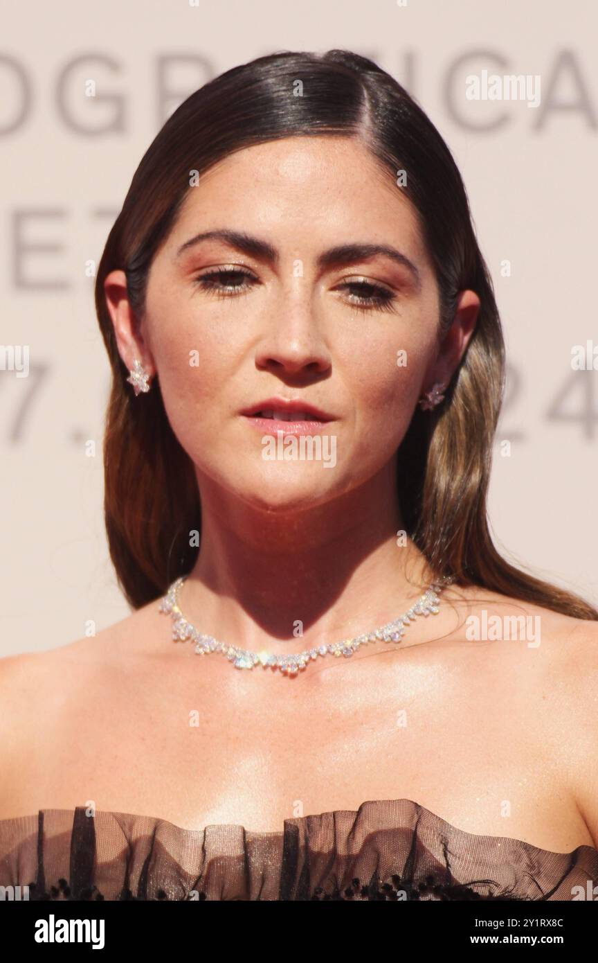 Mostra del Cinema Venezia 2024. 81 Festival du film de Venise Italie. Filmfestival Venedig, Italien. Horizon - une saga américaine, Chapitre 2 - première. Isabelle Fuhrman assiste au tapis rouge *** Mostra del Cinema Venezia 2024 81 Venice film Festival Italy film Festival Venice, Italy Horizon an American Saga, Chapter 2 première Isabelle Fuhrman assiste au tapis rouge Banque D'Images