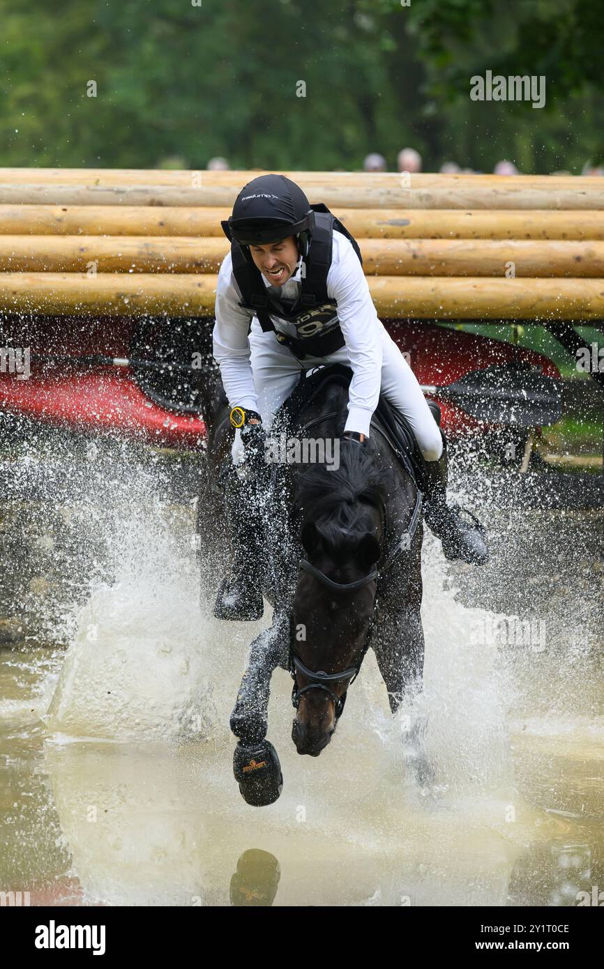 Defender Burghley Horse Trials 2024. XC-CC5 Cross Country, samedi 7 septembre 2024. Felix Vogg (sui) à propos de Cartania Jumping devant la casquette Defender Trout Banque D'Images