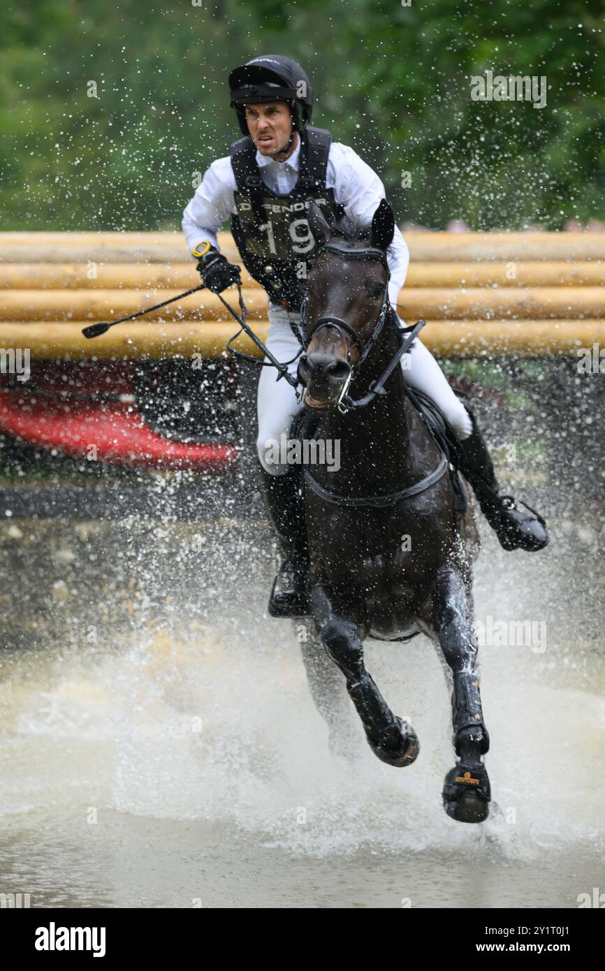 Defender Burghley Horse Trials 2024. XC-CC5 Cross Country, samedi 7 septembre 2024. Felix Vogg (sui) à propos de Cartania Jumping devant la casquette Defender Trout Banque D'Images