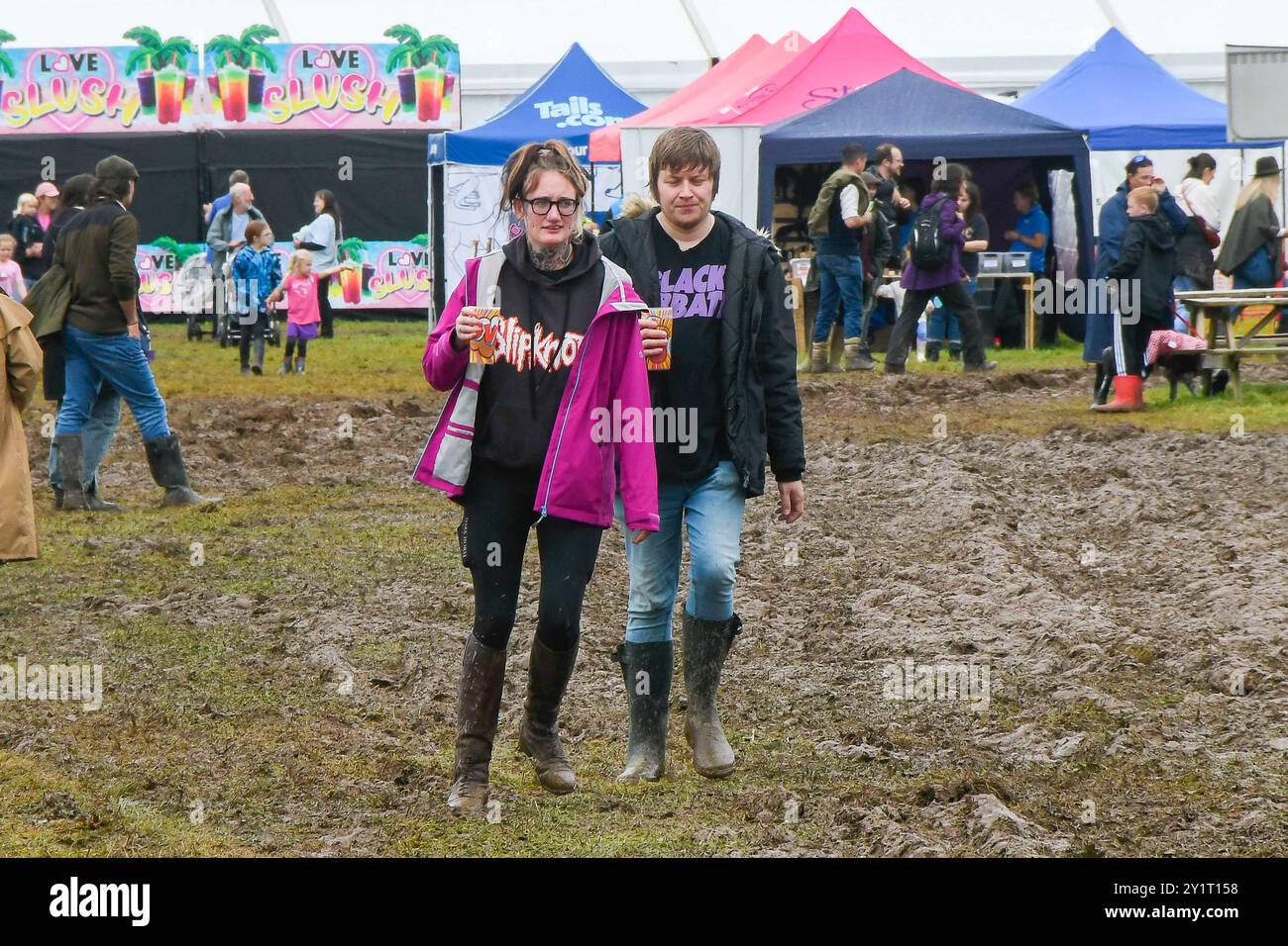 Dorchester, Dorset, Royaume-Uni. 8 septembre 2024. Météo Royaume-Uni : les visiteurs du Dorset County Show à Dorchester dans le Dorset pataugeaient dans la boue épaisse après de fortes pluies ont saturé le sol hier et pendant la nuit. Crédit photo : Graham Hunt/Alamy Live News Banque D'Images