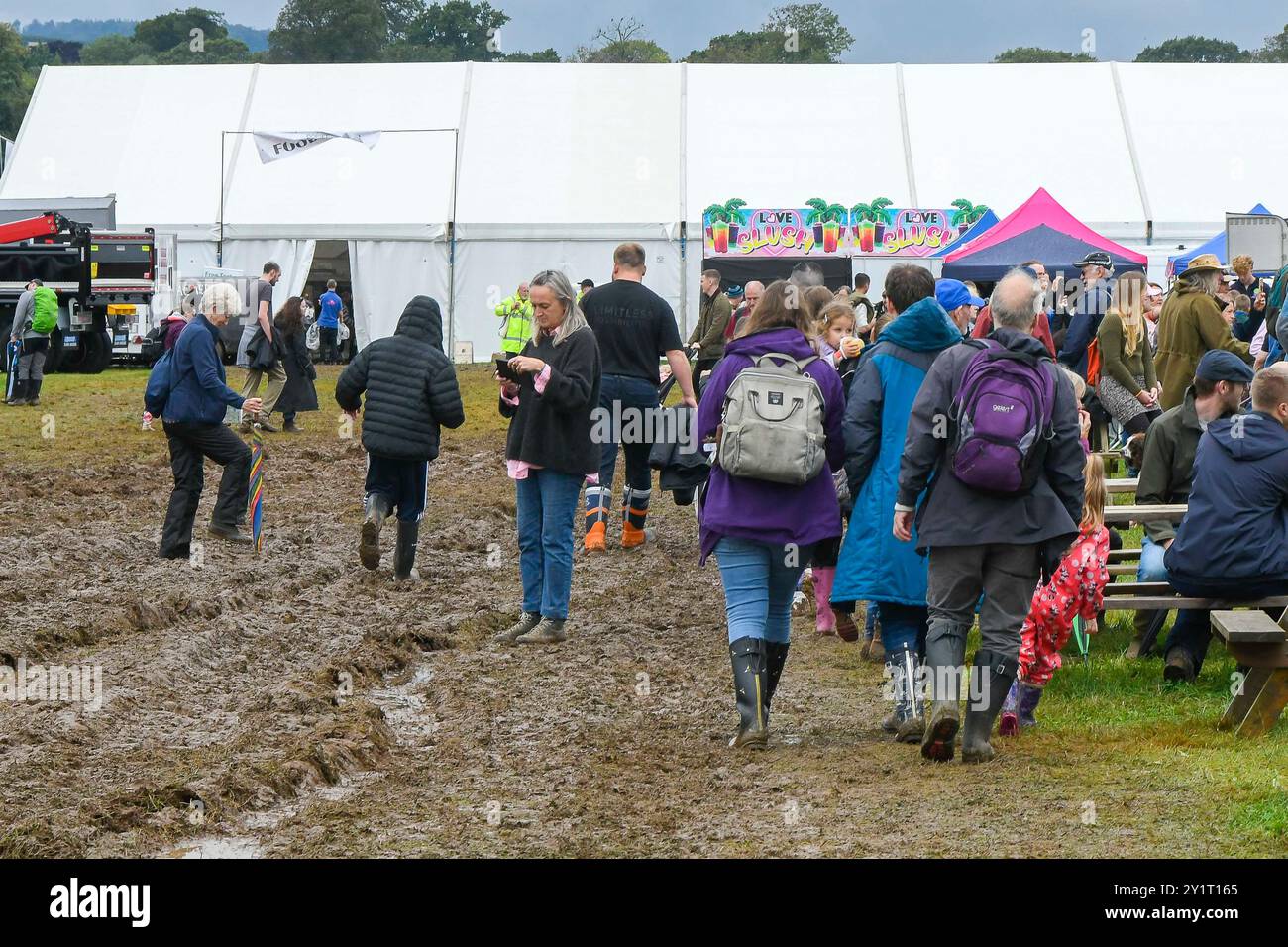 Dorchester, Dorset, Royaume-Uni. 8 septembre 2024. Météo Royaume-Uni : les visiteurs du Dorset County Show à Dorchester dans le Dorset pataugeaient dans la boue épaisse après de fortes pluies ont saturé le sol hier et pendant la nuit. Crédit photo : Graham Hunt/Alamy Live News Banque D'Images