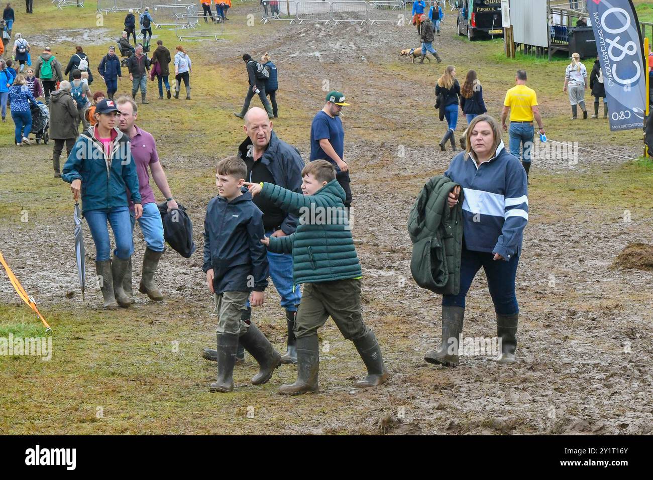 Dorchester, Dorset, Royaume-Uni. 8 septembre 2024. Météo Royaume-Uni : les visiteurs du Dorset County Show à Dorchester dans le Dorset pataugeaient dans la boue épaisse après de fortes pluies ont saturé le sol hier et pendant la nuit. Crédit photo : Graham Hunt/Alamy Live News Banque D'Images