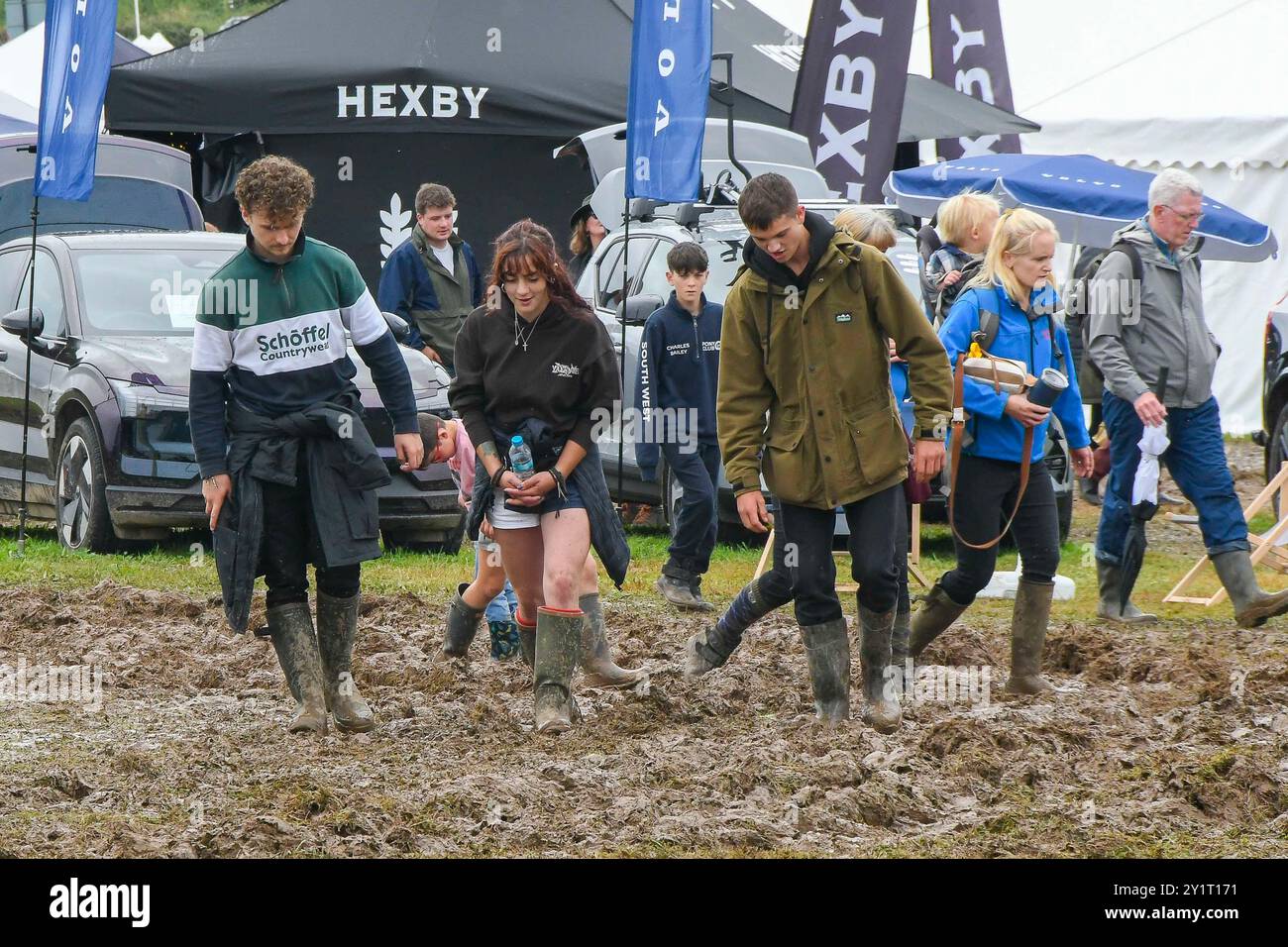 Dorchester, Dorset, Royaume-Uni. 8 septembre 2024. Météo Royaume-Uni : les visiteurs du Dorset County Show à Dorchester dans le Dorset pataugeaient dans la boue épaisse après de fortes pluies ont saturé le sol hier et pendant la nuit. Crédit photo : Graham Hunt/Alamy Live News Banque D'Images