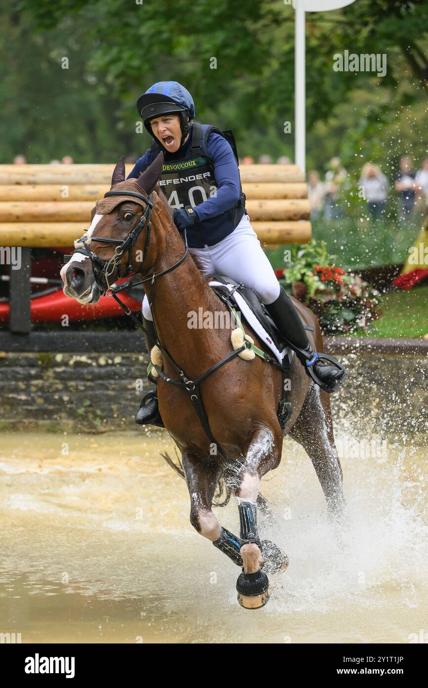 Defender Burghley Horse Trials 2024. XC-CC5 Cross Country, samedi 7 septembre 2024. Zara Tindall (GBR) sur Class Affair Jumping au Defender Tro Banque D'Images