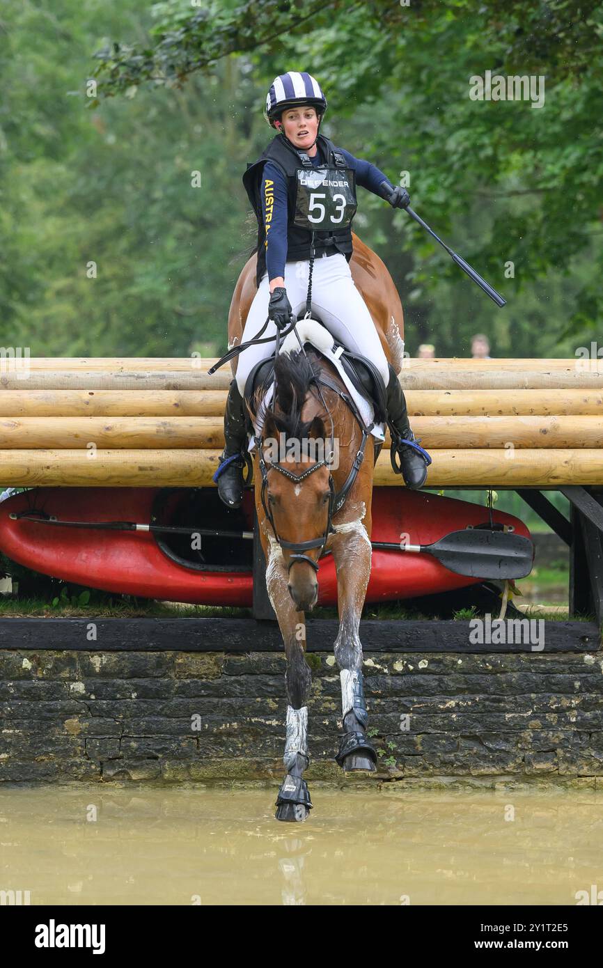 Defender Burghley Horse Trials 2024. XC-CC5 Cross Country, samedi 7 septembre 2024. Sophia Hill (AUS) sur humble Glory Jumping au Defender trou Banque D'Images