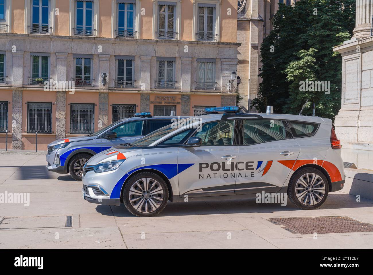 Lyon, France. 12 juin 2024. Véhicules de police garés devant un bâtiment historique pendant la journée Banque D'Images