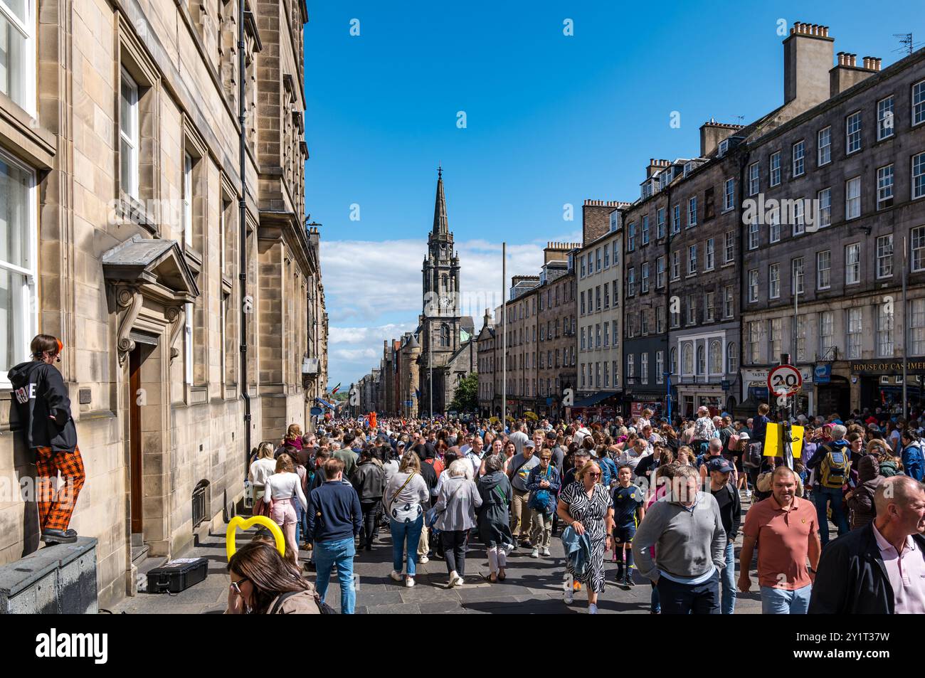 Foule de gens sur Royal Mile très fréquenté pendant le Festival Fringe d'Édimbourg, Écosse, Royaume-Uni Banque D'Images