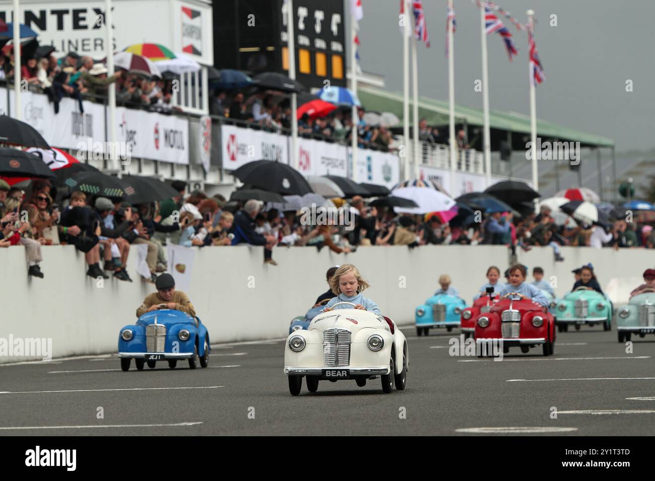 Goodwood, West Sussex, Royaume-Uni. 8 septembre 2024. Bear Hughes-Ward mène le peloton dans la deuxième partie de la Settrington Cup Austin J40 course de pédales au Goodwood Revival à Goodwood, West Sussex, Royaume-Uni. © Malcolm Greig/Alamy Live News Banque D'Images