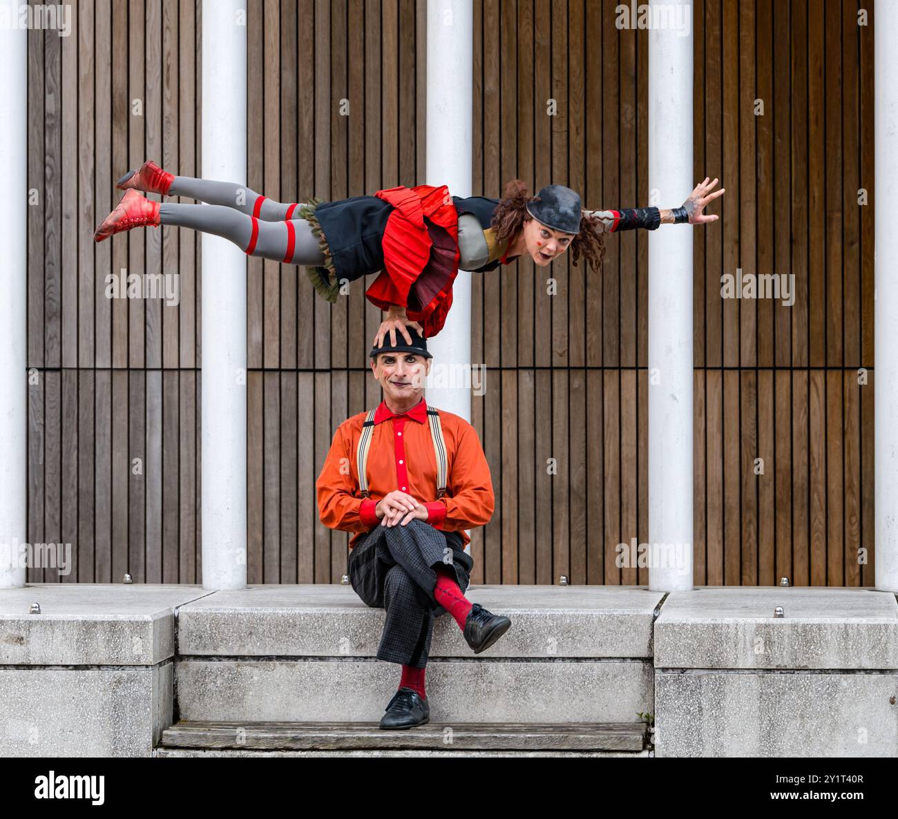 Duo de clowns français jouant des acrobaties, Informatics Building, Edinburgh Festival Fringe, Écosse, Royaume-Uni Banque D'Images