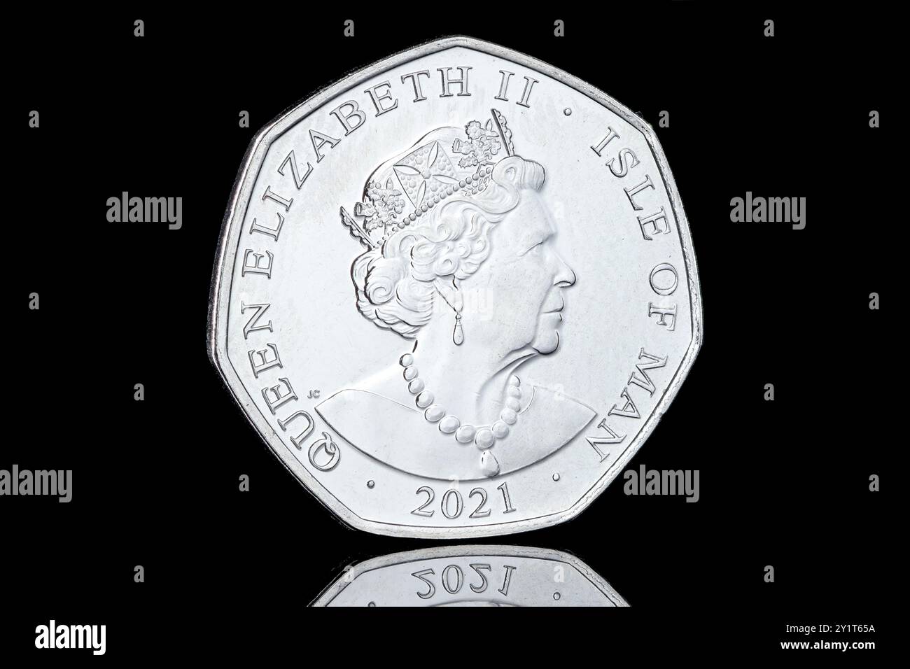 Face avers d'une pièce de monnaie de 50p de l'île de Man avec un portrait de la reine Elizabeth II par Jody Clark. Banque D'Images