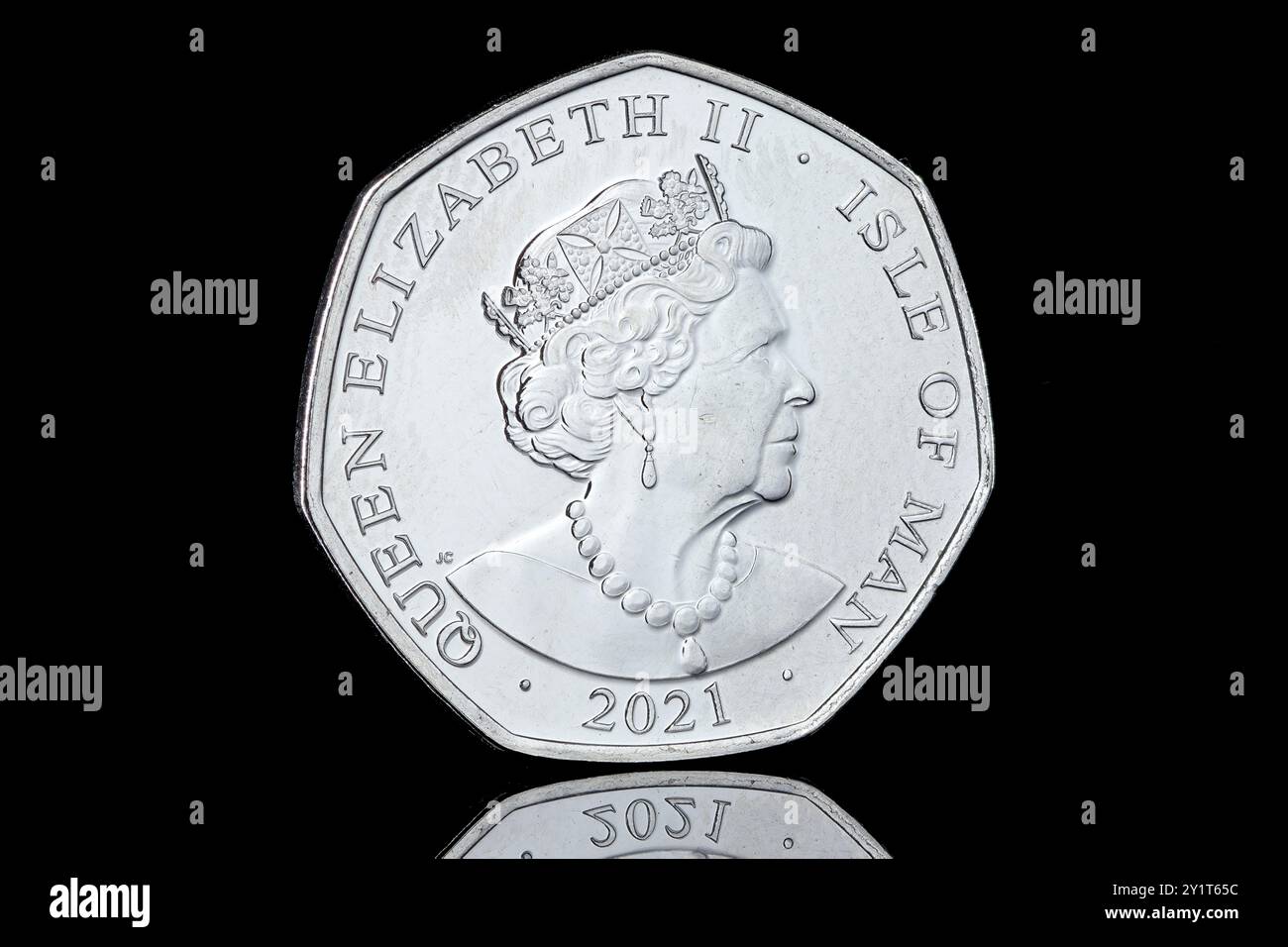 Face avers d'une pièce de monnaie de 50p de l'île de Man avec un portrait de la reine Elizabeth II par Jody Clark. Banque D'Images