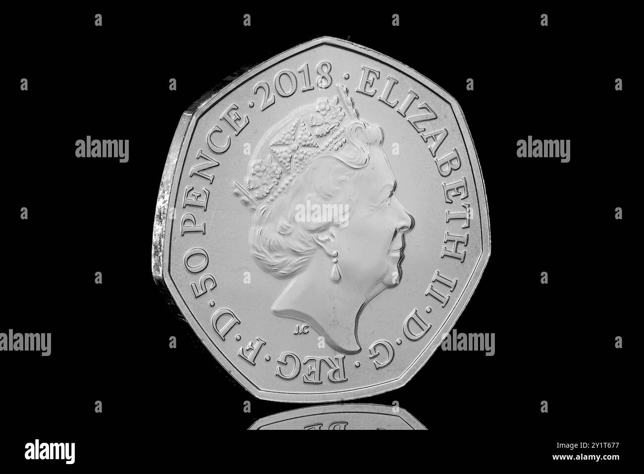 Pièce de 2018 50p représentant le portrait de la 5e pièce de la reine Elizabeth II par Jody Clark. Le revers montre l'ours de Paddington à la gare de Paddington Banque D'Images