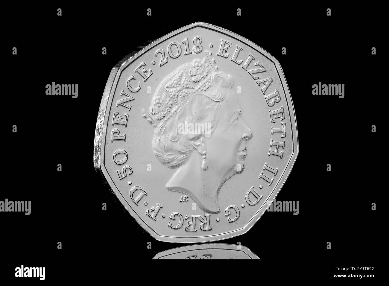 Pièce de 2018 50p représentant le portrait de la 5e pièce de la reine Elizabeth II par Jody Clark. Le revers montre l'ours de Paddington à la gare de Paddington Banque D'Images