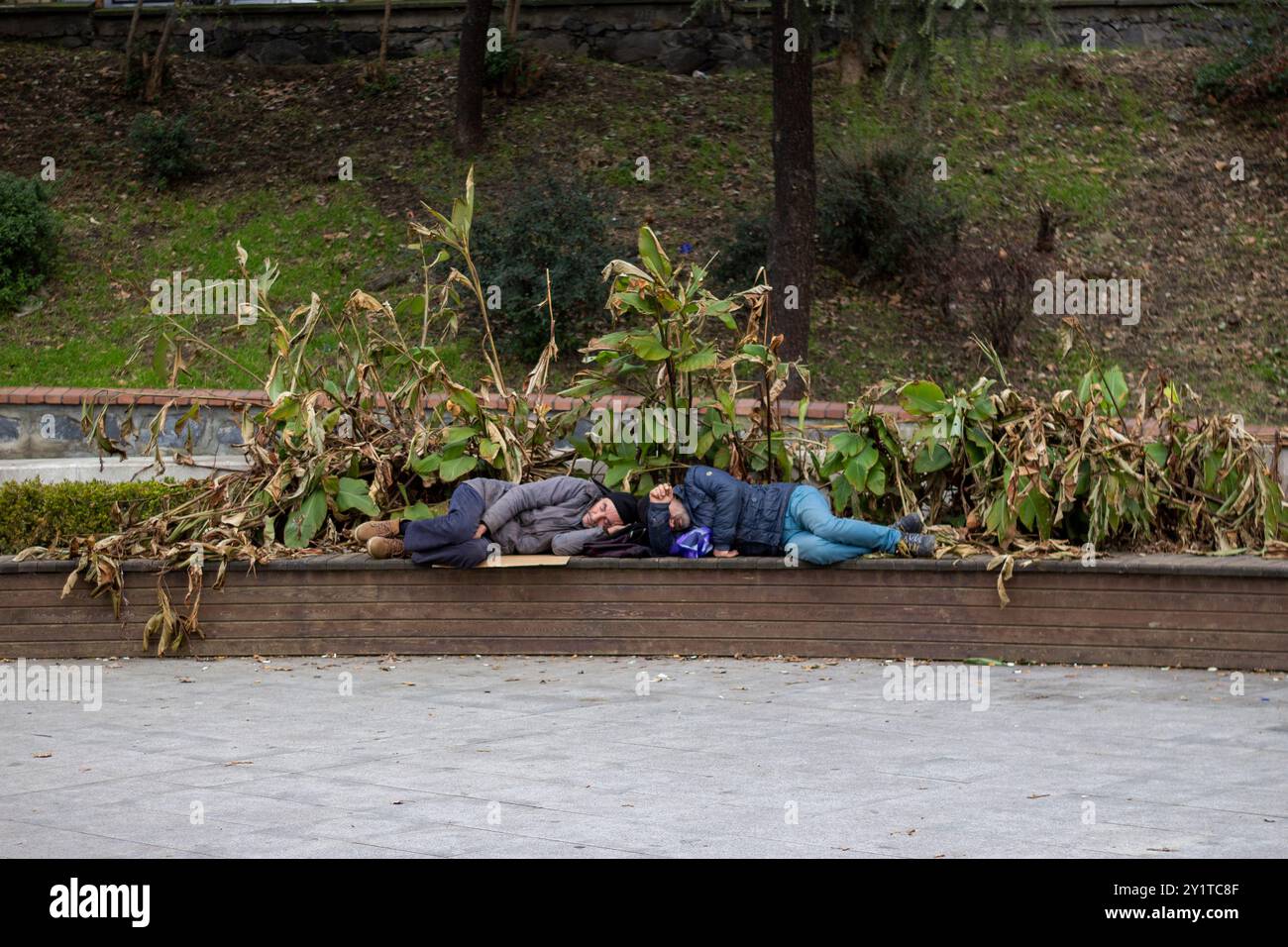 deux hommes dormant à l'extérieur Banque D'Images