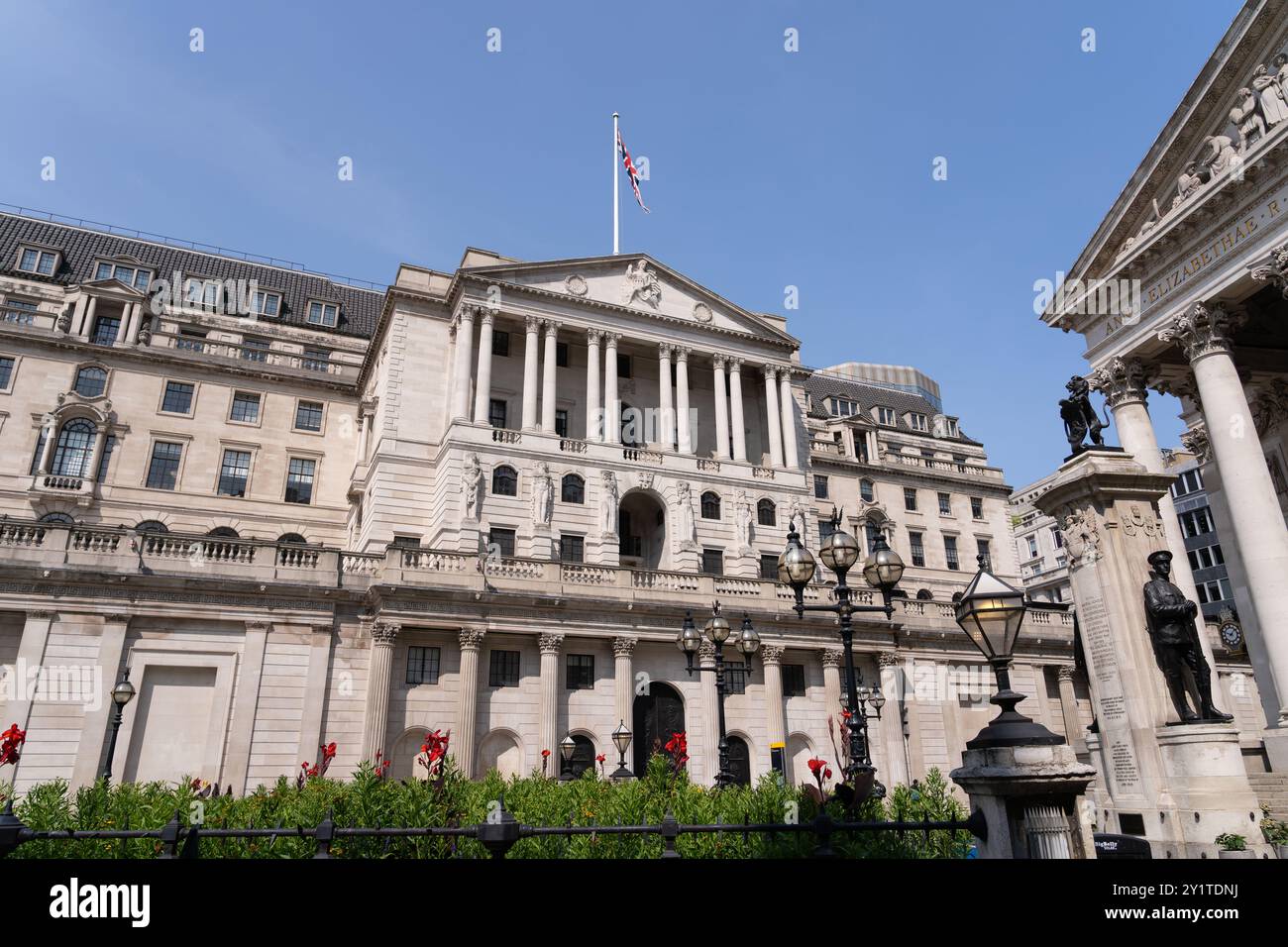 Face avant / façade sud de la Banque centrale du Royaume-Uni - la Banque d'Angleterre, Threadneedle Street, Londres. Concept : hausse des taux, coût de la vie, inflation Banque D'Images