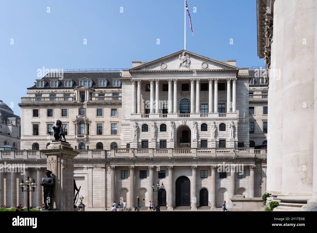 Visiteurs et touristes devant la Banque d'Angleterre, Threadneedle Street, Londres, Royaume-Uni. Concept : taux d'intérêt britanniques, transactions hypothécaires, banque centrale Banque D'Images