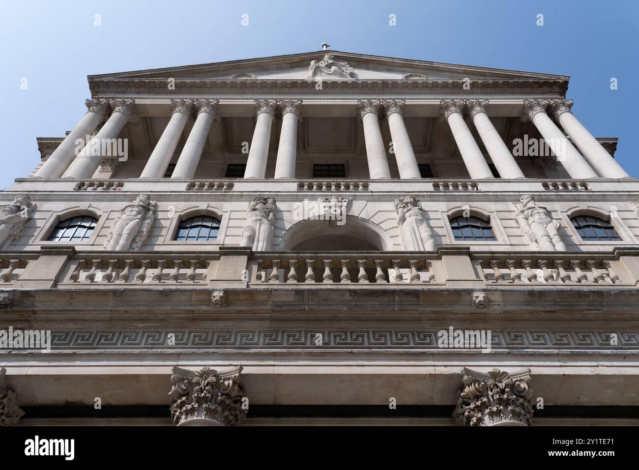 Regardant la façade de la Banque d'Angleterre, Threadneedle Street, Londres. Concept : marché baissier, récession, marché haussier, actions, économie Banque D'Images
