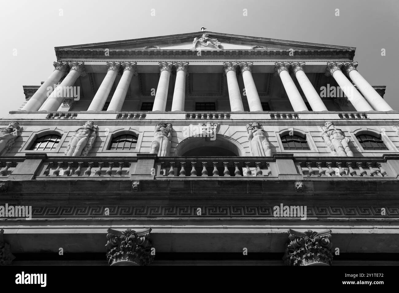 Vue en noir et blanc sur la façade de la Banque d'Angleterre, Threadneedle Street, Londres. Concept : marchés, analyse financière, taux hypothécaires Banque D'Images