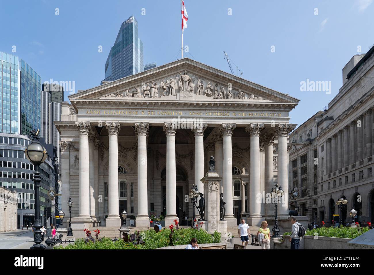 La façade ouest néo-classique de la Royal Exchange classée Grade I avec un portique de huit colonnes corinthiennes, de la jonction Bank, Londres, Angleterre Banque D'Images
