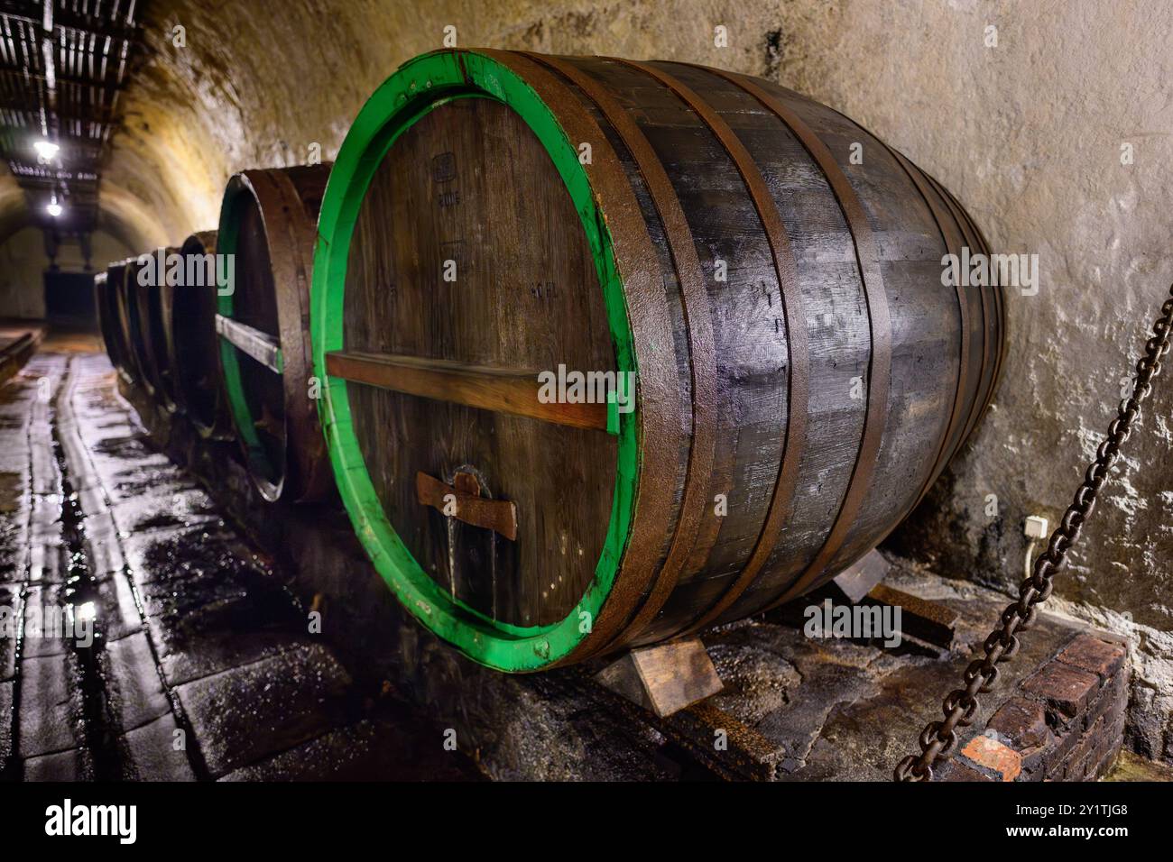 Plzen, République tchèque - 17 août 2024 : tonneaux et fûts en bois dans la cave à bière de la brasserie Pilsner Urquell Plzensky Prazdroj. Banque D'Images